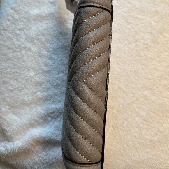 Victoria Secret Phone Wristlet Quilted  front Flap Snap  Close - Picture 10 of 11